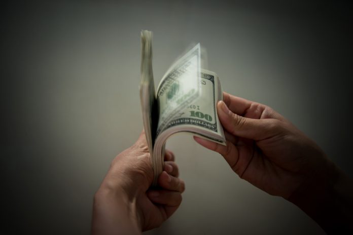 حكم سداد الدين بنقد آخر غير الذي ثبت به
