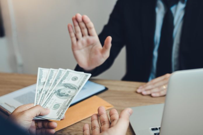 التكسب من الوظائف العامة